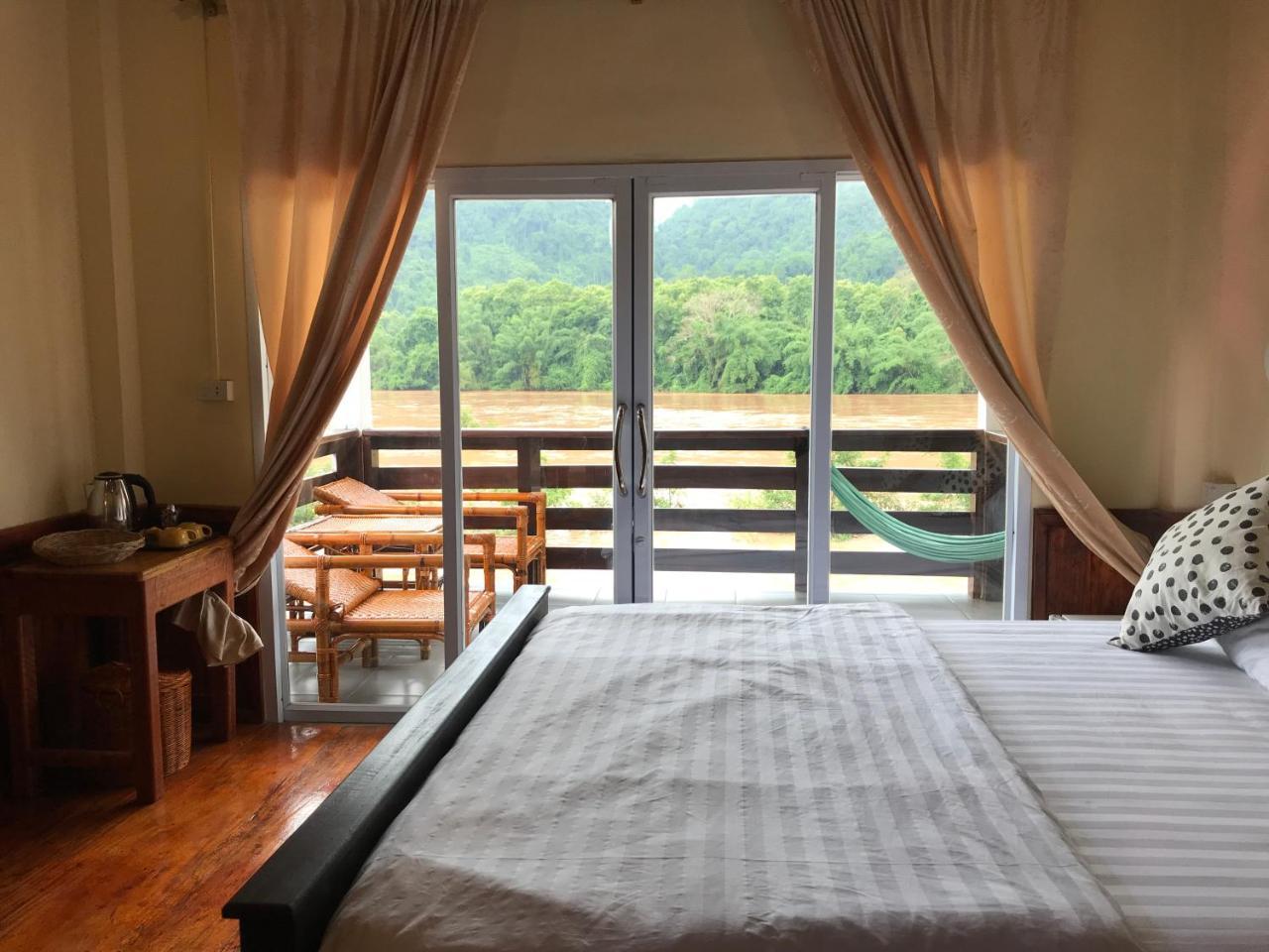 Riverview Bungalows & Gh Muang Ngoi Exteriör bild